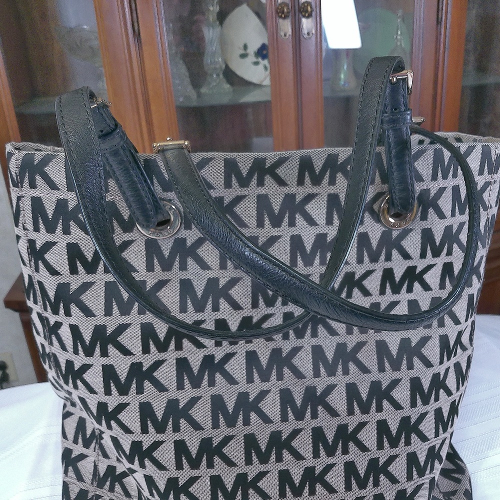 LKNW(No Call Outs) Michael Kors Jet Set Signature Canvas Lg.Tote W/Leather Trim - Picture 15 of 16
